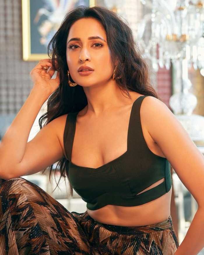 pragya jaiswal 5